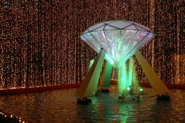 Permata besar di dalam Niagara. Musik menenangkan bergaya kerajaan diperdengarkan di dalam area ini.