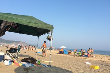Many people bring or rent tents for shade.