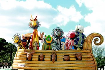  The parade is the highlight of the park. You can enjoy the beautiful costumes and the entertainment here. 