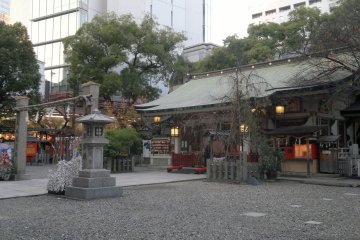 Tsuyu no Tenjinja yang terhimpit gedung-gedung pencakar langit di Umeda