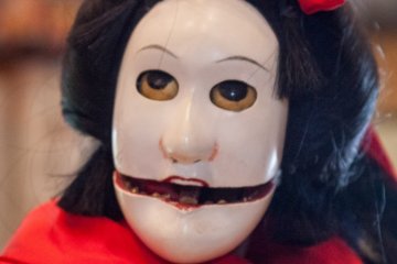 Cette marionnette de la Troupe de Marionnettes Tonda peut se transformer