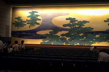 A l'intérieur du Théâtre National de Bunraku d'Osaka