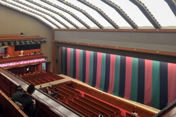 A l'intérieur du Théâtre Kabuki-za de Ginza, à Tokyo
