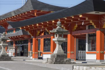 A la izquierda del estanque se encuentra el camino al templo interior, y el Narita Mountain Fudou Hall, la principal oficina y lugar para conmemoraciones, plegarias y más