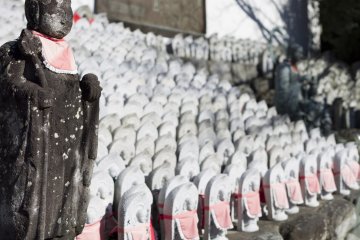 Un Jizō Bodhisattva supervisa las almas de los infantes
