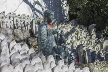 Un Jizō Bodhisattva hace guardia sobre los Mizuko