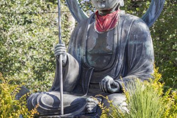 Un Jizō Bodhisattva que ayuda a guiar las almas de los niños jóvenes a su lugar en el más allá