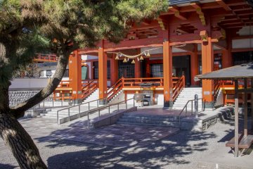 El santuario principal del reciento del Templo Kamoe