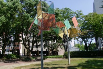 Pameran seni dan patung di seluruh taman