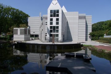 Sisi belakang museum seni