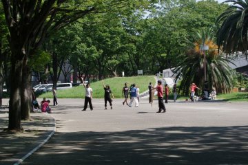 Sebuah tim tari sedang berlatih
