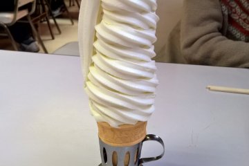 La glace molle renommée, mangée avec des baguettes