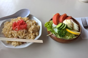 Riz frit avec salade