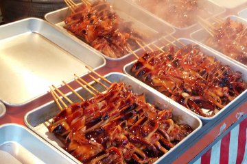 Le calamar grillé avec de la sauce Teriyaki est exceptionnel. Les amateurs de fruits de mer ne peuvent pas le manquer !
