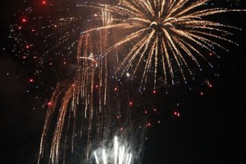 Les couleurs des feux d'artifice sont vraiment splendides