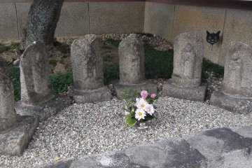 Petites statues à l'entrée