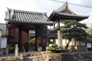 Le portique d'entrée du temple