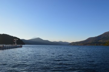 Keindahan Danau Ashi dengan air yang tenang