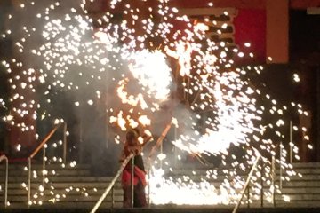 Spectacle pyrotechnique sur les marches du temple d'Ōsu Kannon