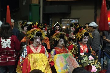 Parade des courtisanes de la période Edo (Oiran Dōchū)