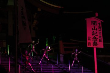 Spectacle de danse sur les marches du temple d'Ōsu Kannon
