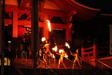 Spectacle de danse sur les marches du temple d'Ōsu Kannon