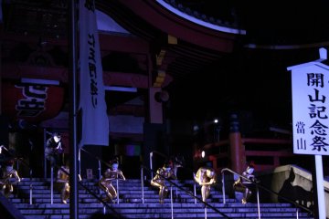 Spectacle de danse sur les marches du temple d'Ōsu Kannon