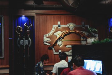 Replika dari senjata yang ada dalam video game dipajang di dinding