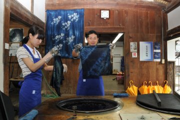 Indigo dying at Ai-no-Yakata