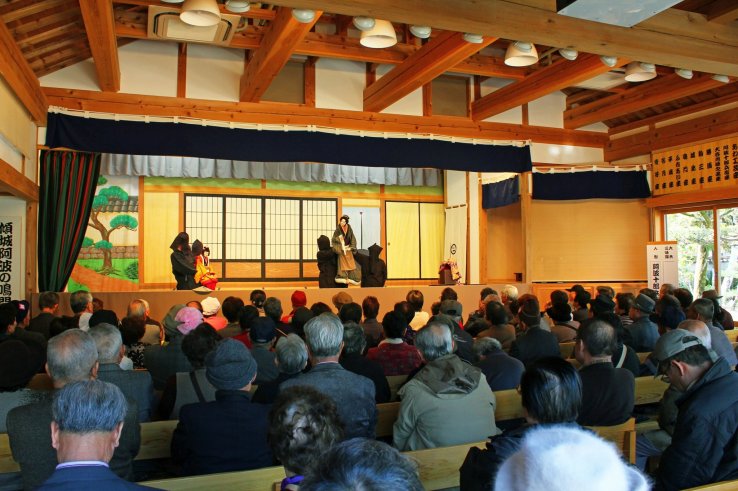 A puppet show at Awa no Jurobe Yashiki