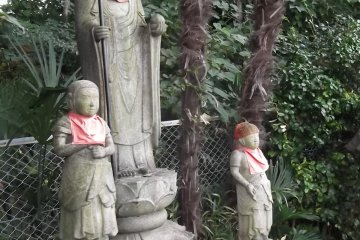Patung-patung lainnya di halaman