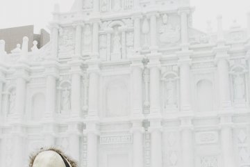Sebuah katedral besar dibuat dari salju