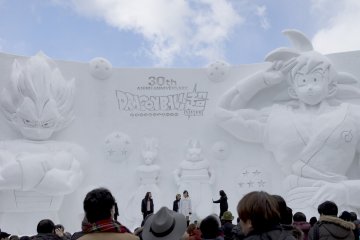 Sebuah menara Goku berdiri mengawasi festival
