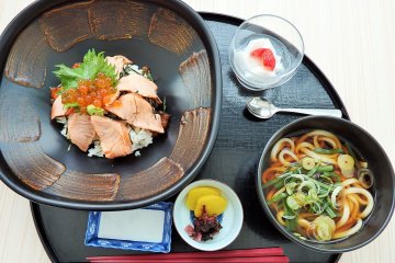 This salmon and udon set is another popular lunch.