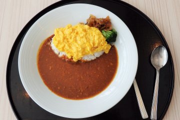 Simple dishes, like ramen and curry, are also available.