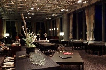 For those who want a truly gourmet dining experience, relax over an Italian course meal in the 11th floor restaurant, Fujiwara.