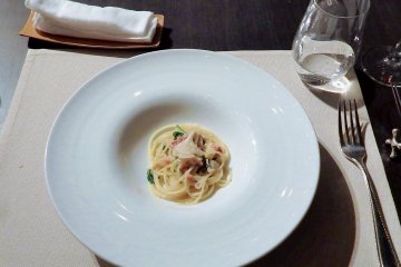 My course included two appetizer plates, a selection of homemade bread, risotto, pasta, a main dish, and dessert.