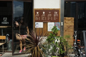 Ini dia tampilan depan dari Nui Hostel & Bar