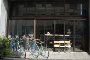 Desain eksterior Nui Hostel & Bar yang modern dan simpel