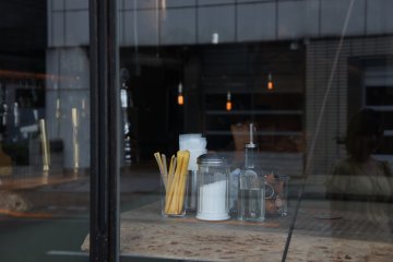 Perlengkapan makan di Nui Hostel & Bar terlihat dari luar.