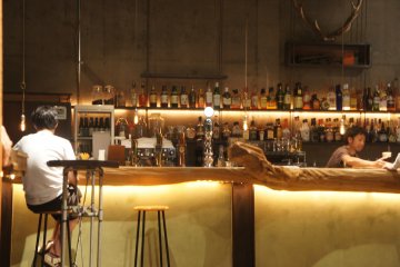 Suasana di bar dalam Nui Hostel & Bar
