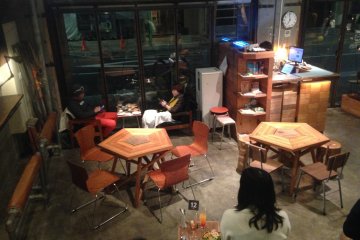 Suasana lobi dari Nui Hostel & Bar
