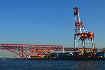 Alat berat di pelabuhan