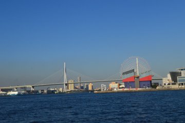 Pemandangan jembatan, Tempozan Ferris Wheel, dan Kaiyukan (Osaka Aquarium)