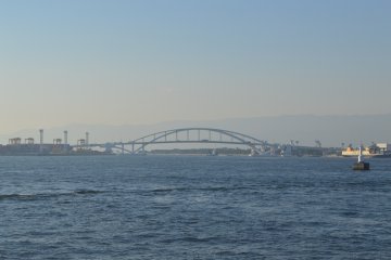 Jembatan lain yang melintang di atas Teluk Osaka