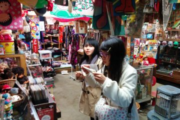 Memeriksa barang-barang di Dagashi-ya pada lantai pertama