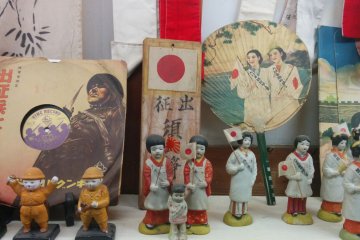 Pameran boneka perang yang unik dan langka