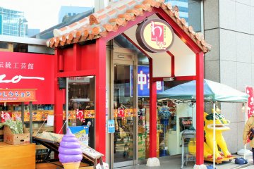 Desain luar bangunan toko antena Okinawa yang memiliki warna cerah