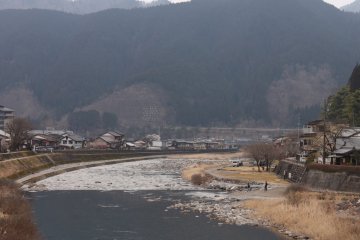 Il est aussi possible de se promener le long de la rivière Yoshida, la plus importante