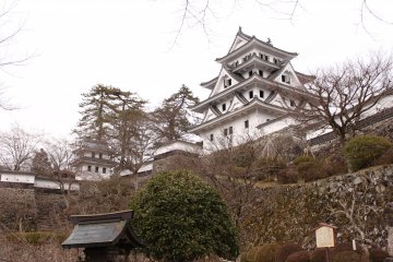 Le château de Gujō Hachiman, au sommet d'une petite montagne, il a été construit en 1559
